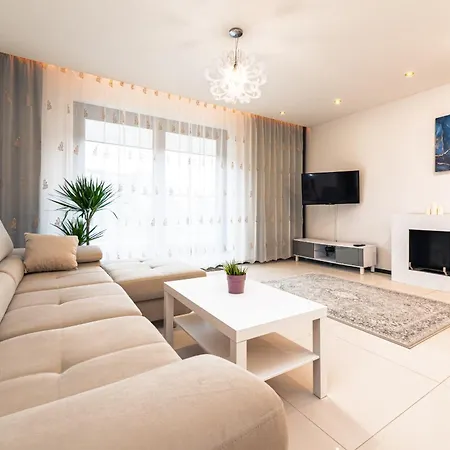 Apartment Center - Parking, Balcony, Workspace, Ac - By Rentujemy