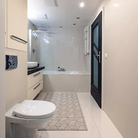 Center - Parking, Balcony, Workspace, Ac - By Rentujemy