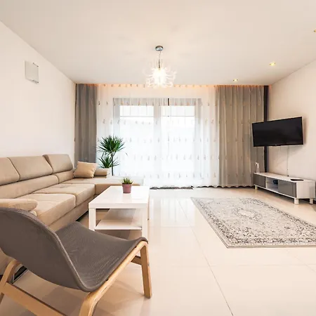 Apartment Center - Parking, Balcony, Workspace, Ac - By Rentujemy *