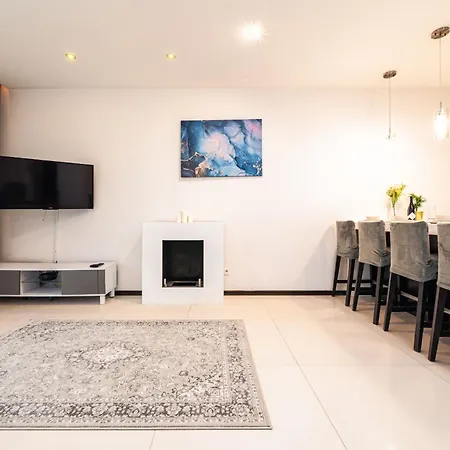Apartment Center - Parking, Balcony, Workspace, Ac - By Rentujemy *